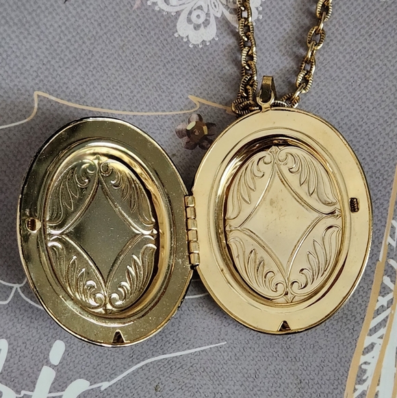 Vtg Petit Point Gold-Tone Locket Pendant Necklace - Picture 3 of 6